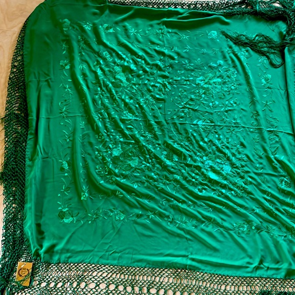 Hand embroidered silk flamenco shawl/piano shawl from Spain NWT - Picture 3 of 5